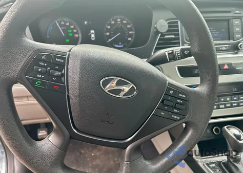 2016 Hyundai Sonata Hybrid z USA, uszkodzony, nr VIN KMHE24L17GA038630